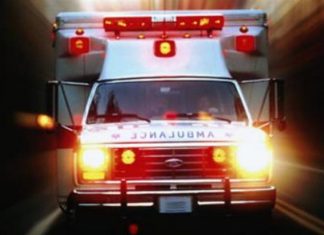 Mujer ebria vuelca su automóvil