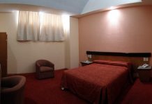 Entra a motel con dos mujeres y termina muerto