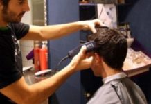 Lo matan cuando se cortaba el pelo