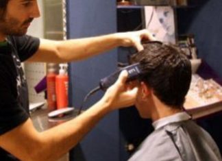 Lo matan cuando se cortaba el pelo