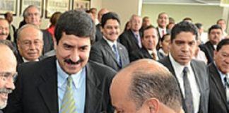 DESENTUERTOS: NOMÁS FALTA QUE SE TOPEN DUARTE Y CORRAL EN EU