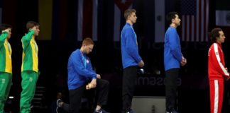 Estadounidense gana medalla de oro y se arrodilla durante premiación