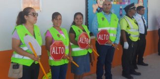 Voluntarios dirigen tráfico en regreso a clases