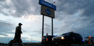 Llega Ebrard a reunirse con connacionales afectados por tiroteo