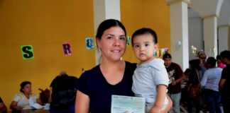 Realizan tercera entrega de Becas municipales