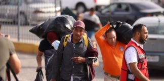Desalojan a cientos de migrantes mexicanos de puentes