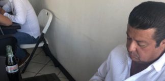 Festeja Cabada cumpleaños con torta de bistec