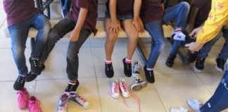 Entrega Gobierno Municipal zapatos a niños de albergue