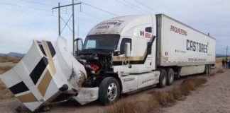 Resultan muerto y tres lesionados cuando trailer invade carril