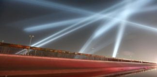 Se comunican fronterizos con luces Foto: Cristhian Torres