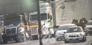Tráiler se atora en ‘puente enano’ y provoca caos vial
