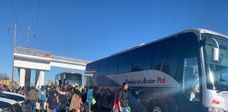 Bajan policías a 51 pasajeros de camión ‘pirata’ en plena carretera