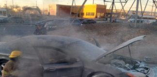 Se le calienta arnés y arde automóvil