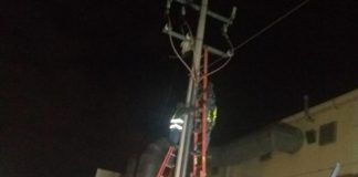 Sufre descarga eléctrica en poste dentro de maquila