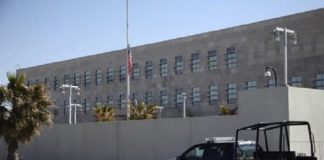 DESENTUERTOS: COYOTEAN POLIS FRENTE AL CONSULADO DE EU