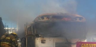 Arde camión de carnitas ‘Las Tres Cochinitas’