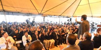 Protestan unos 50 ex empleados ante Javier Corral