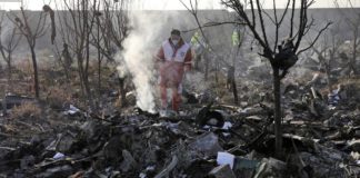 Avión con al menos 170 personas se estrella en Irán