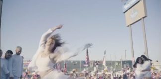 Bailan en memorial de Walmart donde murieron 22 personas