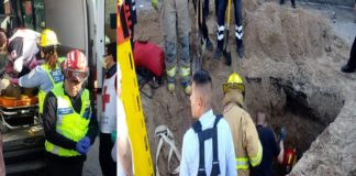 Se lo traga la tierra y logran rescatarlo