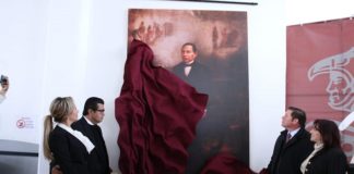 Devela alcalde cuadro de Benito Juárez en biblioteca municipal