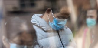 Dejan ir a paciente con coronavirus y se pasea así en un centro comercial de Texas