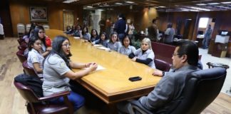 Ofrecen estudiantes de la UACJ ayuda al presidente Cabada