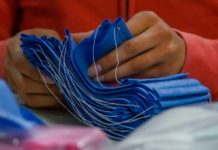 Sacan cubrebocas de la basura para lavarlos y revenderlos