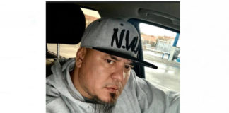 Huye de retén agente de ICE y le disparan municipales: Proceso