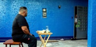 Come médico en patio para prevenir contagios