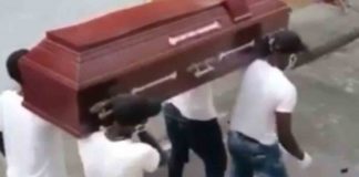 Policías de Colombia bailan con ataúd y se vuelven virales
