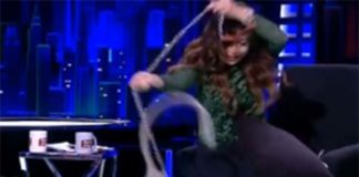 Mono ataca a conductora durante programa de televisión