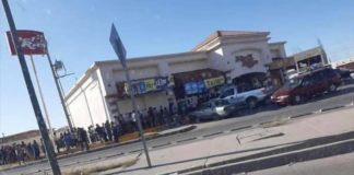 Violan la sana distancia desesperados por cerveza