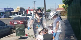 Niños se cubren de plástico para poder abrazar a su mamá