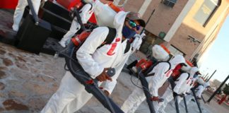 Tipo ‘cazafantasmas’ sanitizan el Centro Histórico