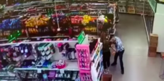 Señor se limpia la nariz en blusa de empleada porque le pidieron usar cubrebocas