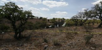 Rescatan cuerpos de muertos en avionetazo