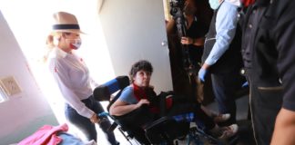 Entregan silla de ruedas a mujer con discapacidad