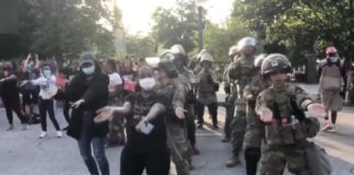 Guardia Nacional y manifestantes bailan “La Macarena”