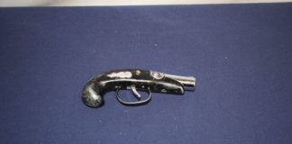 Adolescente intentó asaltar tienda con pistola de mentira Era un encendedor en forma de pistola