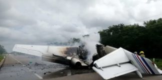 Aterriza avioneta en carretera y se incendia en QR