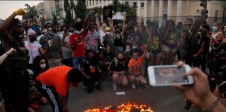 Queman banderas y derriban estatua de Colón durante protestas en EU