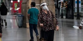 Impone Francia cubrebocas obligatorio en lugares públicos cerrados