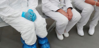 Discriminan a enfermero en lavasolas; intercede derechos humanos