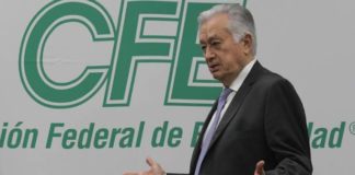 Manuel Bartlett gana más que AMLO junto a 41 mandos más en CFE