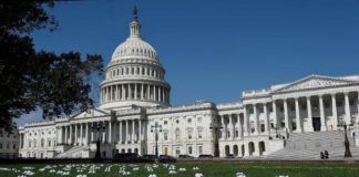 Honran con zapatos blancos a enfermeras que murieron a causa del Covid