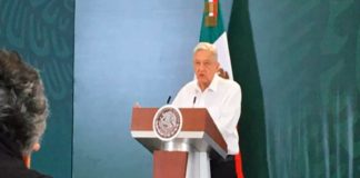 A pesar de advertencias de sanciones, AMLO no porta cubrebocas en NL
