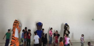 Policías llevan botargas a niños migrantes