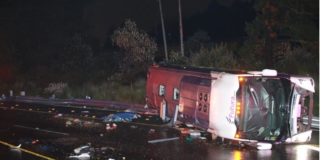 Mueren 15 tras volcar autobús en la carretera México-Toluca