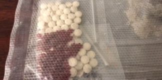 Escondidas entre revistas, aseguran drogas sintéticas en aeropuerto